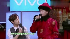 Wu Jinyan was singing, Xu Kai looked at her affectionately and said something with a doting look on 