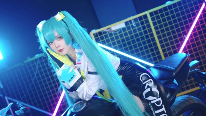 Looking at others? Is my Hatsune not hot enough?