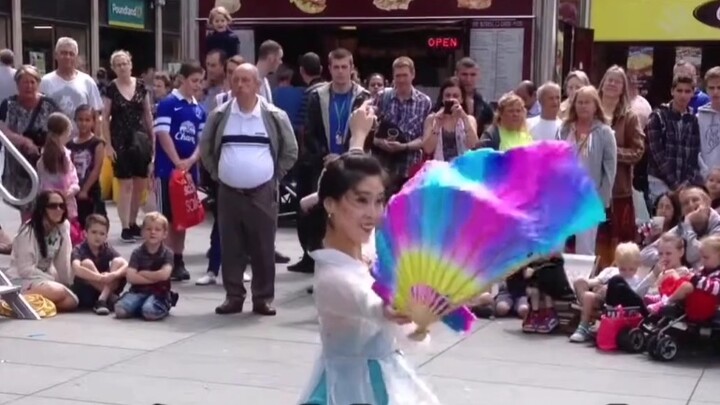 A young lady performed Chinese dance on the streets of Britain, and her fan dance amazed foreigners!