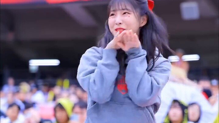 Suddenly frightened by the broadcast, the expression is so cute, Korean Kia Tiger cheerleader Cheon 