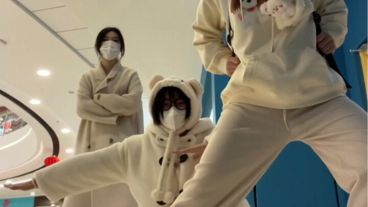 How socially anxious Kpop people appear...
