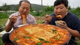 솥뚜껑에 끓여 더 맛있는 돼지고기 김치찌개! 라면사리까지~ (Pork and Kimchi Stew) 요리&먹방!! - Mukbang eating show
