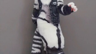 Itu meledak! ! Orc menari Dua kali! ! Ya atau Ya hampir membuka garis 【Silver Carbon】 【Fursuit Dance