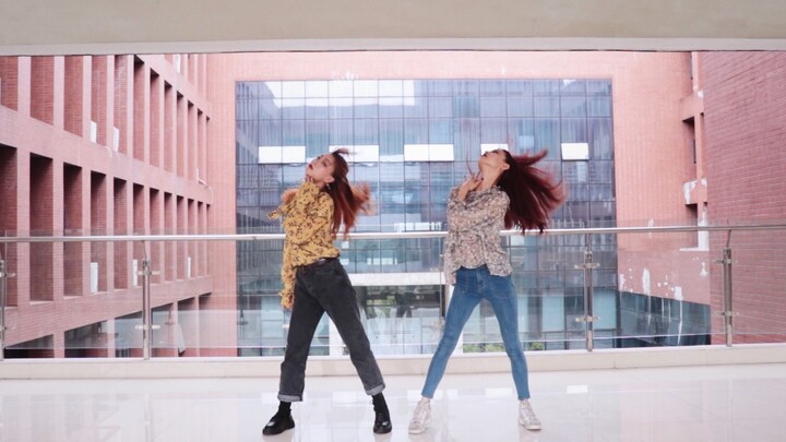 Dua orang di gedung pengajaran memainkan peran bom kard versi empat sudut.