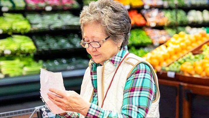 The stingy old lady went to the supermarket to get a bargain, but ended up losing her life. Drama