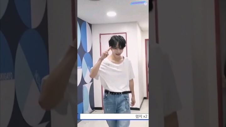 jeonghan did his signature salute ttak on stage because hoshi asked him to do it 🥺😆 #seventeen