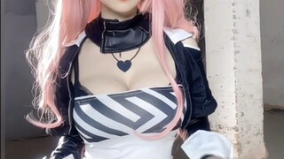 As expected, Nicole is really big [Zero cosplay]