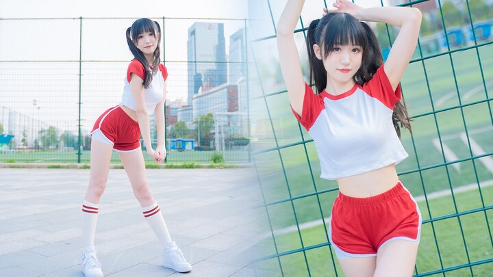 Seorang gadis sekolah dasar dengan pakaian olahraga menari untukmu di lapangan [咝小猫]