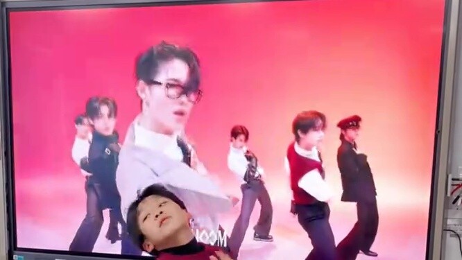 10-year-old boy dances to "No doubt" in class---Enhypen