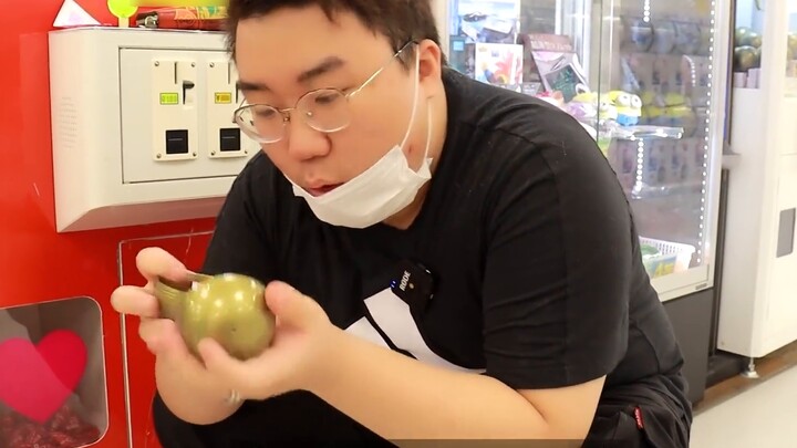 Japanese claw machines can actually grab PS4. Can the fat guy grab it by spending 10,000 yen?