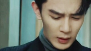 ต่อหน้าภรรยา: อ่อนแอและดูแลตัวเองไม่ได้; ต่อหน้าคนอื่น: ดุดันและทรงพลัง