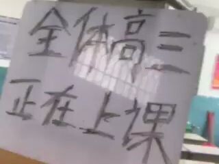 某学校学生抗议
