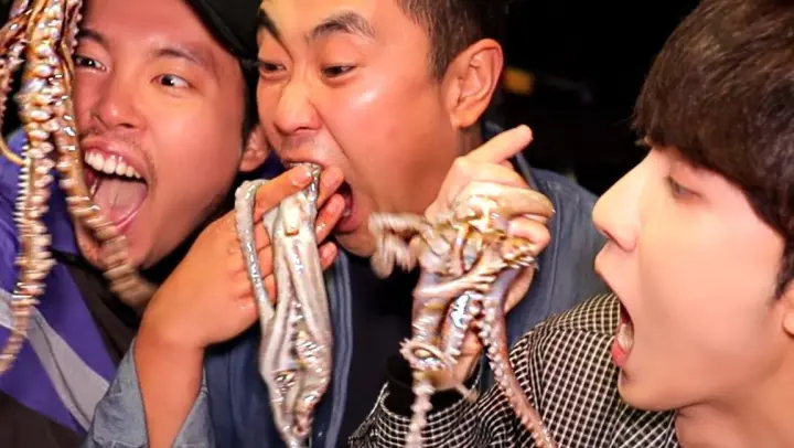 Jae Yeol tries raw octopus