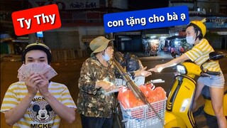 Ty Thy phát tiền cho các cụ già sống ven đường - Ẩm thực Cha Rồng