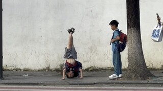 Pertarungan menari siswa sekolah dasar. Tarian hip-hop yang dipelajari oleh anak laki-laki berusia t