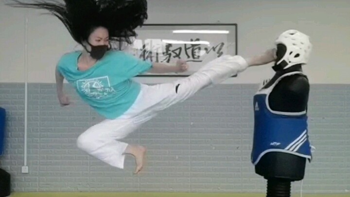 [Sports]A girl practising martial art|<Corssing Field>