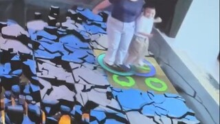 妈妈玩游戏差点被孩子坑了，反手就选择了“报复”...小孩哥掉下去那一刻太好笑了