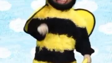 dancing bee🤣🤣