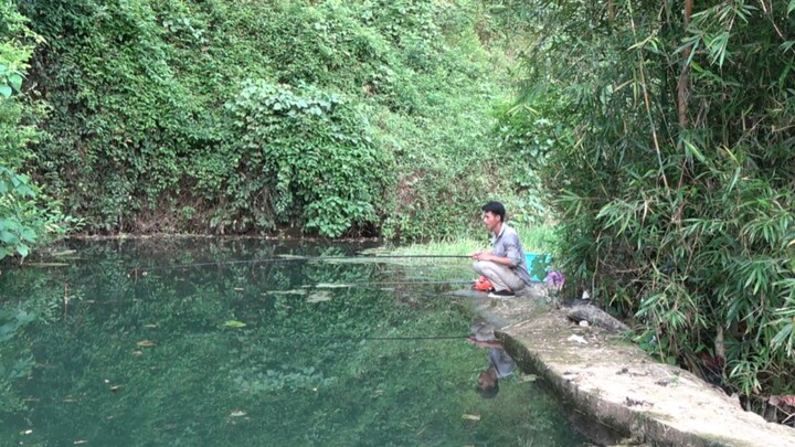 Xiao Mo fishing by the river