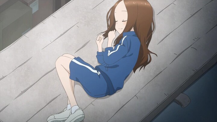 Takagi-san tidur di gudang peralatan olahraga