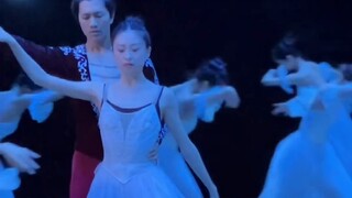 Merekam momen di atas panggung dalam balet "Giselle"