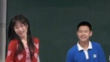 Ketika siswa menyanyikan sebuah lagu di festival bahasa Inggris, guru dapat menari...