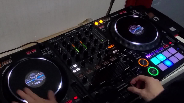 [Musik] Saat DJ Memutar Disk di Tengah Malam