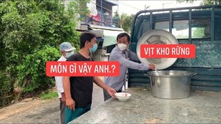 Gởi trao yêu thương và những phần thức ăn của MTQ đến bà con trong khu cách ly phong tỏa.