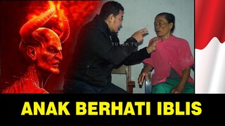 Anak yang tega kepada ibunya dasar iblis anak durhaka !