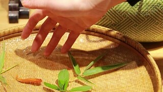 Break the notion that carrying water in a bamboo basket is a waste of time. Bamboo baskets do not le