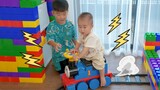 Fengfeng likes to play Thomas the Train with his brother
