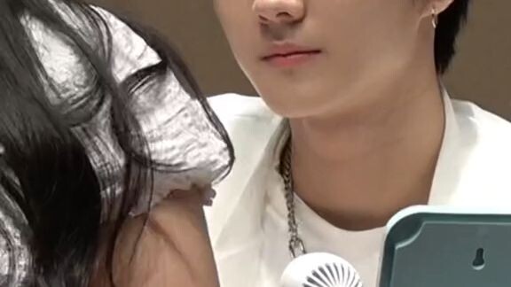 the way I would literally start stuttering if he looked at me like that...#jungwon #enhypen #engene
