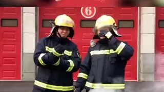 消防员演习用水成功浇灭了油锅火，全场尴尬