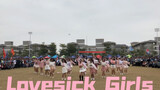 Lebih dari seratus siswa menari di taman bermain|Lovesick Girls