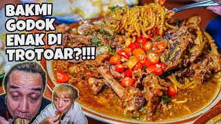 BAKMI GODOG CABE RICA ENAK BGT JUALANNYA di ATAS TROTOAR