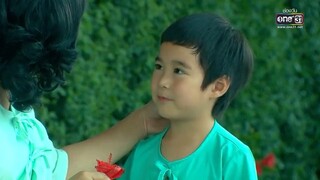 ดอกไม้สีแดงของหลานตัวน้อย