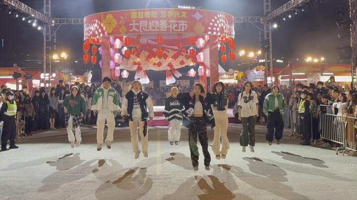 路过乡村大舞台有人表演，有人知道这是什么歌吗？