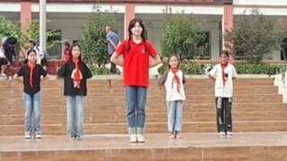 Hỗ trợ giảng dạy nhưng dạy học sinh tiểu học nhảy house dance!