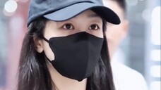 9.28 ฮ่าๆ แฟนๆ มอบจี้รูปองุ่นสีม่วง และ Yang Zi ออกเดินทางสู่ Paris Fashion Week