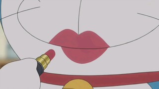 Hahaha, Doraemon has to put on makeup before taking pictures