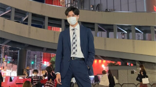 ผู้ชายในชุดสูทเต้นรำในอุเมดะ โอซาก้า