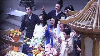 Liu Shishi and a group of actors celebrated the birthdays of the director and He Landou on the set. 