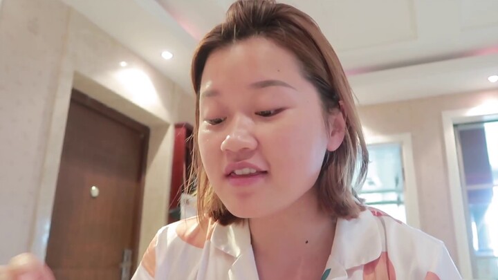 VLOG DAYBYDAY 04 | Setelah membuka banyak bungkus, pria gemuk itu melakukan tarian jalanan dengan ri