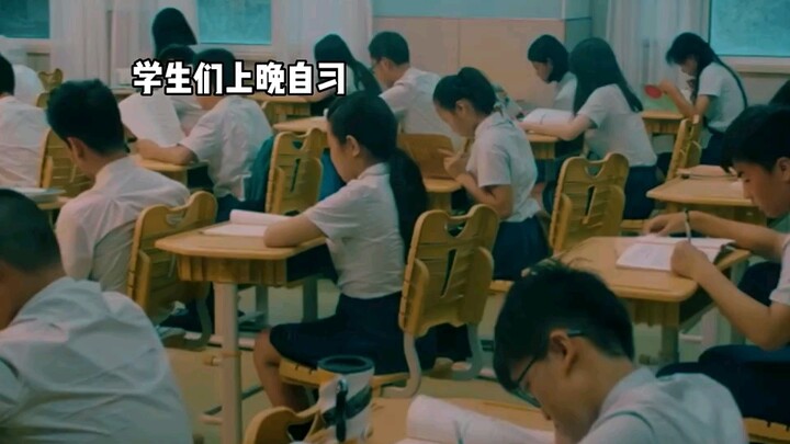 晚自习老师关灯收手机有你吧"学生时代“闪光少女”