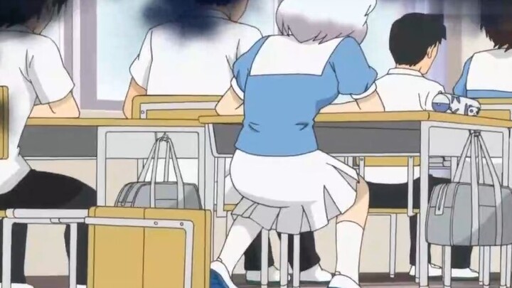 The girl's posture of sitting on a chair out of thin air is slightly inferior to that of Sakamoto.
