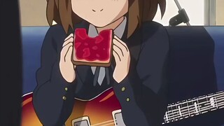 Yui makan roti 😀