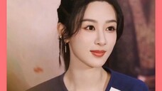 #杨紫copy the expression of her father rolling his eyes at her. It turns out that both father and daug