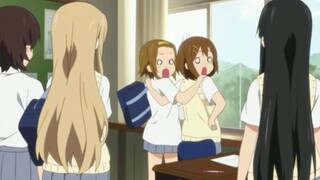 Sawa-chan: ''Laporan dari Kantor Disiplin, Yui Hirasawa, Kelas 2, Kelas 3, segera datang ke Kantor D