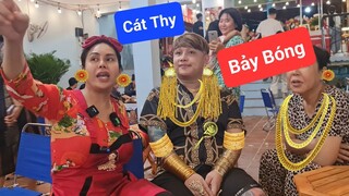 Bảy bóng đeo đầy vàng ghé khai trương DIVA Cát Thy Bánh tráng trộn - Ẩm thực Cha Rồng