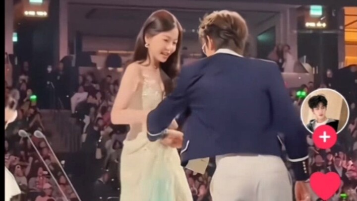 [tiktok] Cư dân mạng theo dõi phản ứng của Ding Yuxi tại Star Awards sau khi Yu Shuxin bước xuống sâ